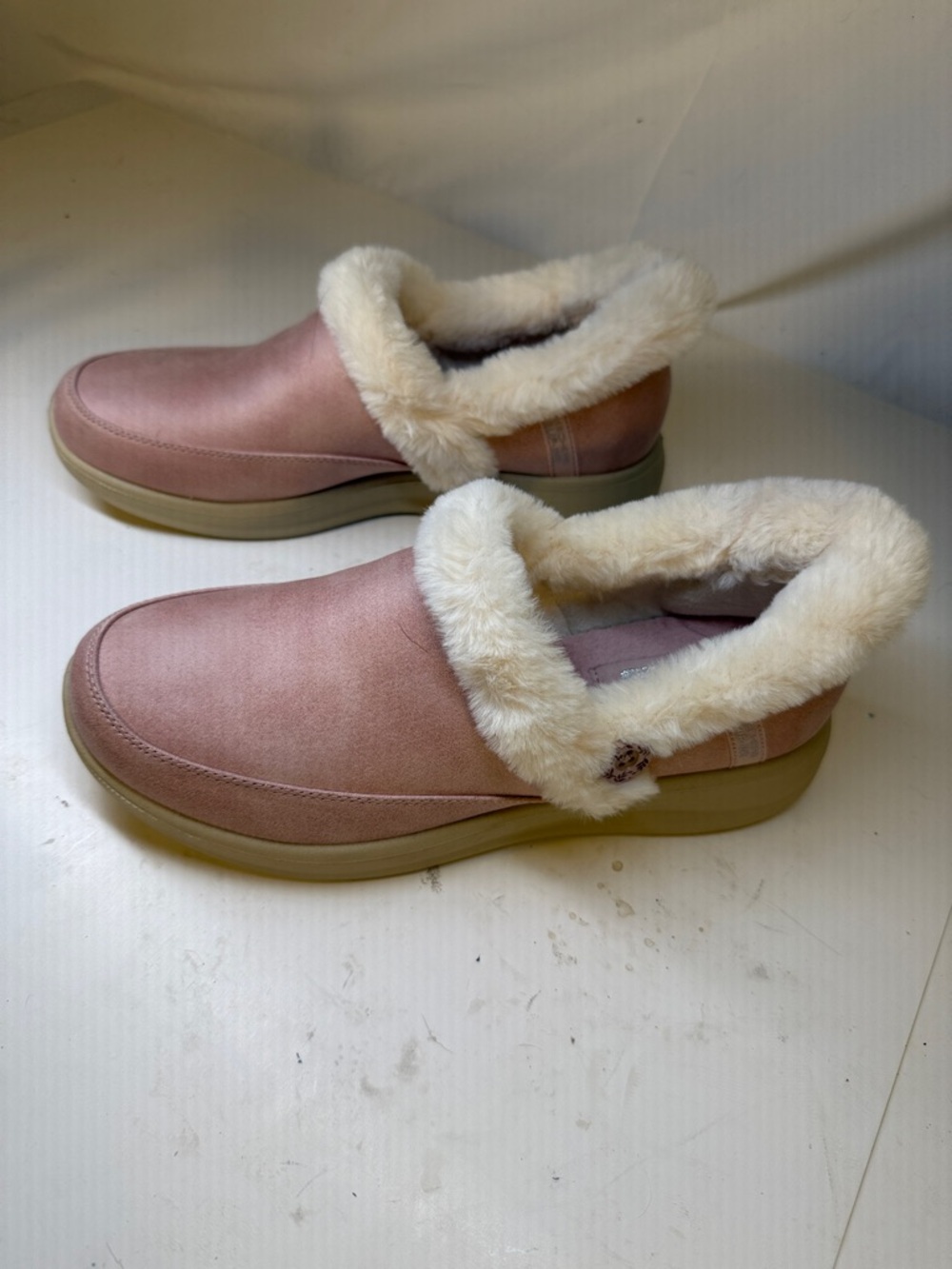 Skechers comfortable cozy slipper shoe in pink with white fur size 10 - Picture 3 of 16